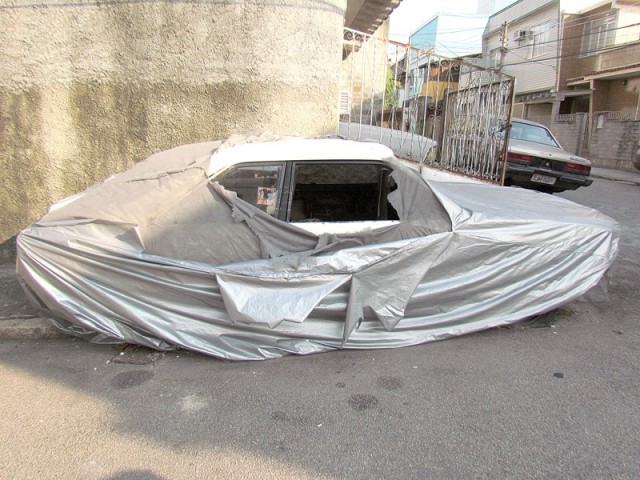 Carro deixado há anos na Rua Francisco Cardoso