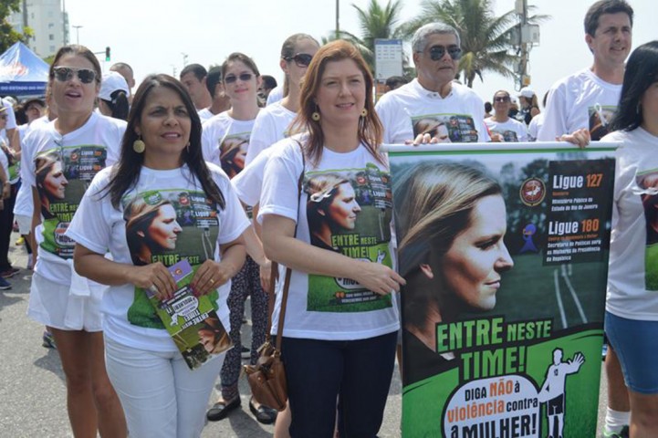 A vereadora Tânia Bastos em caminhada pelo fim da violência contra a mulher