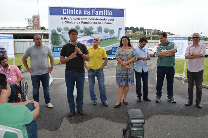 O secretário de governo Pedro Paulo, discursa ao lado do subprefeito Nelsinho Miraldi, Wagner Victer, autoridades e vereadores, durante o lançamento da pedra fundamental da Clínica da Família do Cocotá.