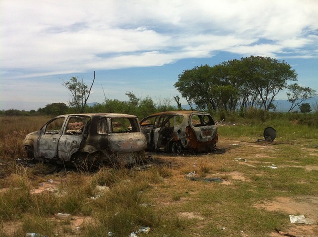 Carros depenados, queimados e abandonados na Estrada de Tubiacanga é cena corriqueira no bairro