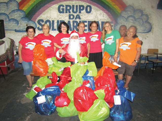 Diretoria e voluntários do Grupo da Solidariedade com o Papai Noel que no próximo dia 18 às 15h presenteia 300 crianças cadastradas com brinquedos, roupas, sapatos e materiais de higiene na festa de natal da ONG