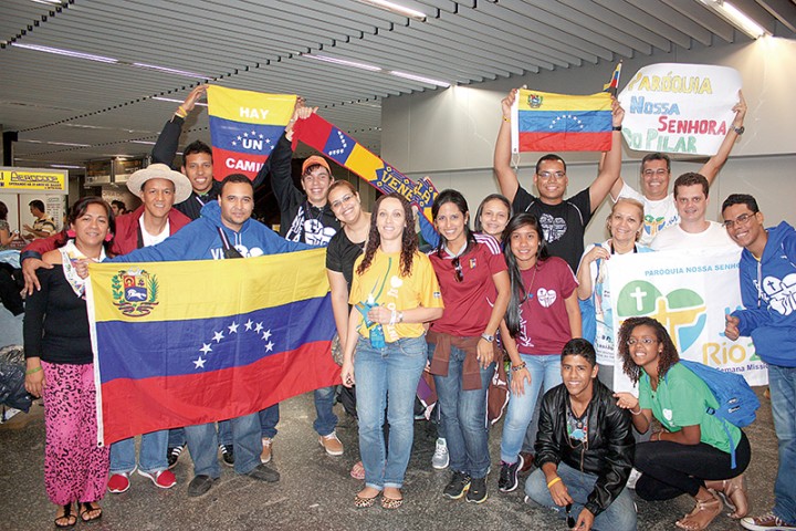 Os peregrinos da Venezuela se juntaram aos brasileiros com cartazes no desembarque do Aeroporto Tom Jobim na quinta (18)