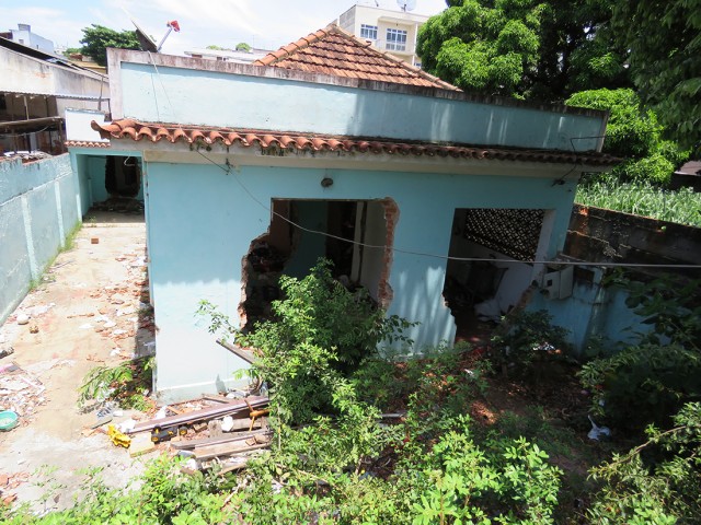 Moradores do entorno de uma casa na Rua Sargento João Lopes, 945, reclamam do abandono do imóvel que segundo vizinhos há focos de mosquitos no local, além de servir como abrigo para moradores de rua