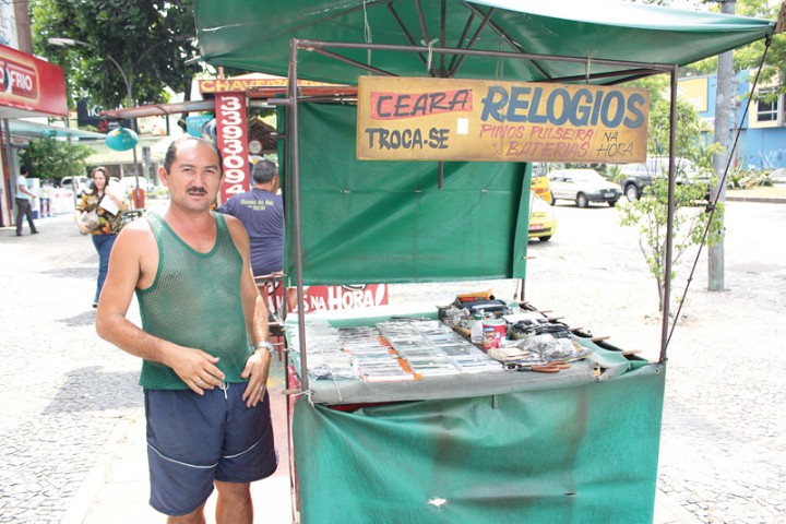 Ceará é o apelido de José Rosélio Tolista da Silva que trabalha consertando relógios há 25 anos, no calçadão da Portuguesa, em frente ao número 2879
