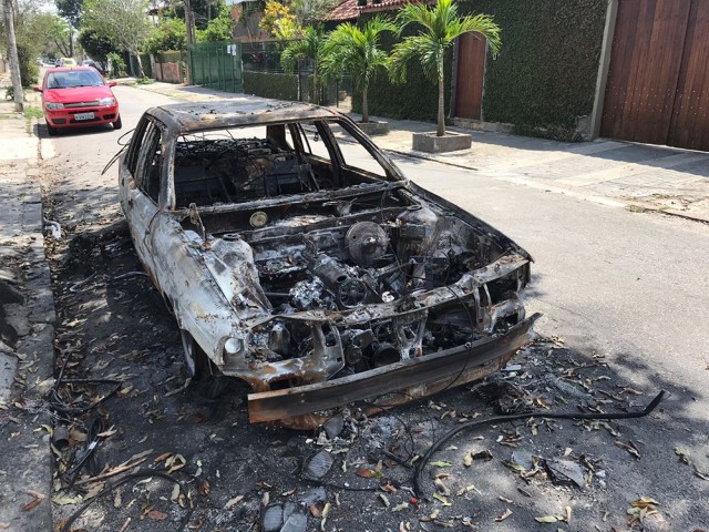Desde o domingo (23), a carcaça de um carro queimado está abandonada na Rua Doutor Manuel Marreiros, nos Bancários, próximo ao número 2515