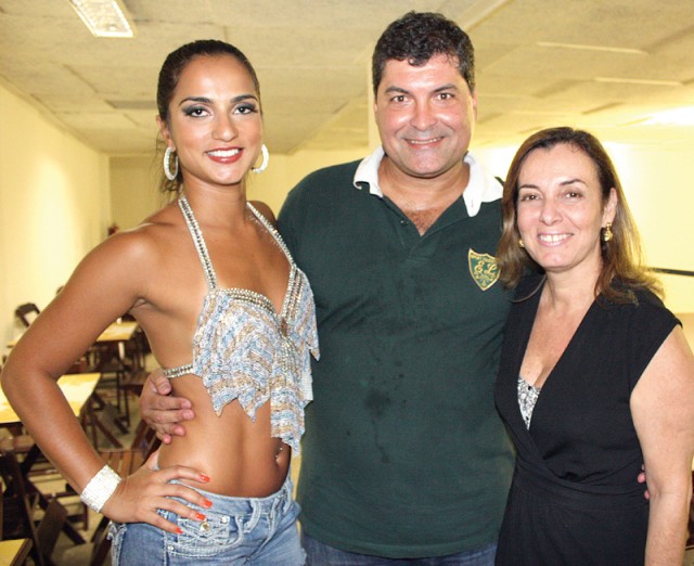 A rainha Bruna Bruno e Sávio Neves com a secretaria de esporte Márcia Lins