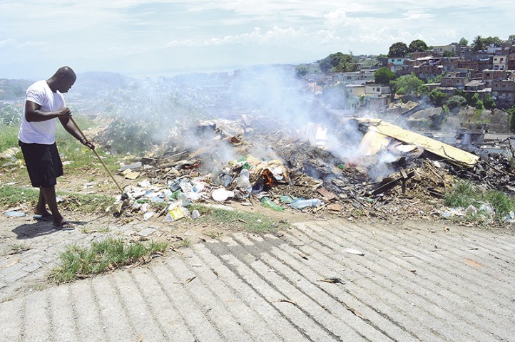Lixo acumulado em encosta no Morro do Dendê