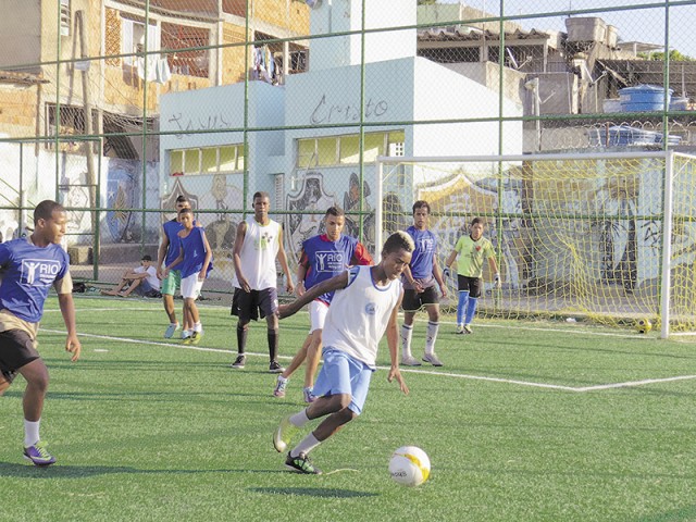 A reforma do campo de futebol atraiu mais alunos para os treinos no Dendê