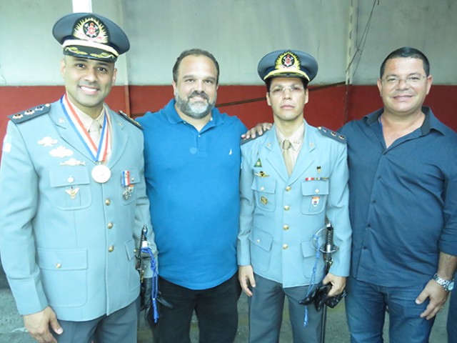 Na foto ao lado, o tenente-coronel Luz; o superintendente da Ilha, Daniel Balbi; o tenente-coronel Wallace e o administrador regional da Ilha, Marcio Pimenta.