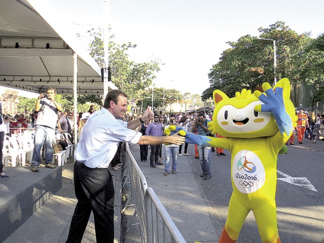 Prefeito Eduardo Paes e o Mascote das Olímpiadas 2016