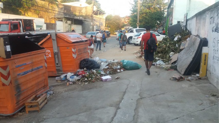 Na Rua Dr. Manoel Marreiros, próximo a Praça Gabriel de Novaes, despejo de lixo ocupa parte da calçada