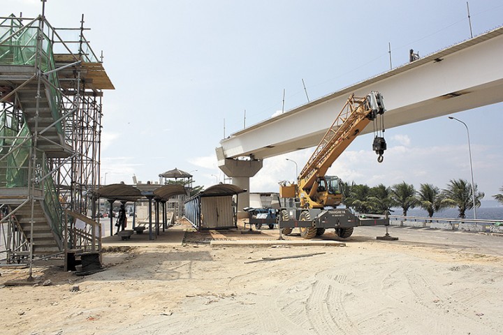 Viaduto em final de construção na Estrada do Galeão