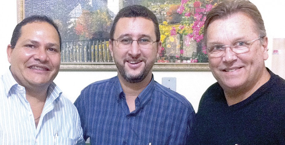 Ronaldo Santana, Pastor Fábio Zambaldi e José Richard durante visita a  Igreja Batista do Moneró que lança programa evangélico na rede CNT