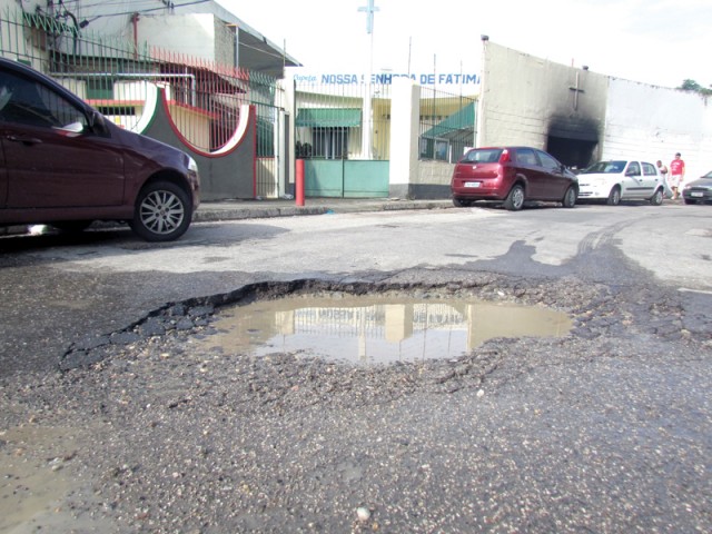 A Rua Setúbal, na Portuguesa, está cheia de buracos