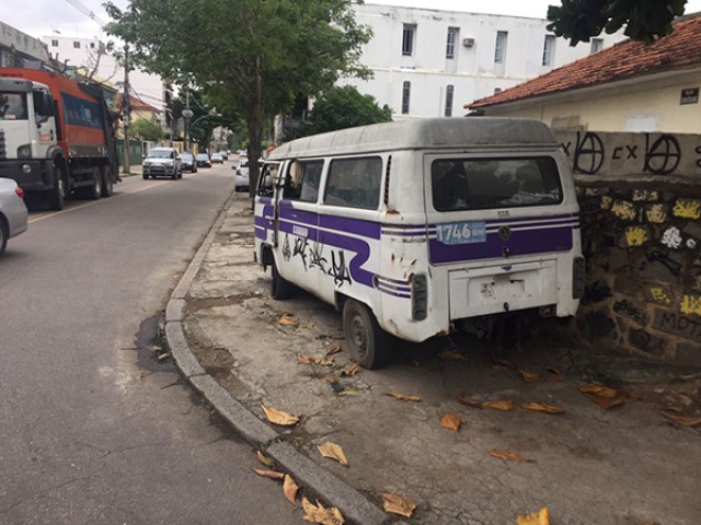 Na Rua Eutíquio Soledade, no Tauá, uma Kombi está abandonada sobre a calçada e prejudica os pedestres