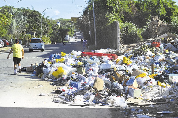 Pedestres se arriscam na Estrada das Canárias para contornar o monte de lixo