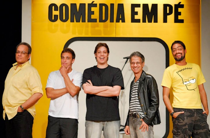 Comédia em Pé se apresenta no palco do Teatro Lemos Cunha neste domingo (11)
