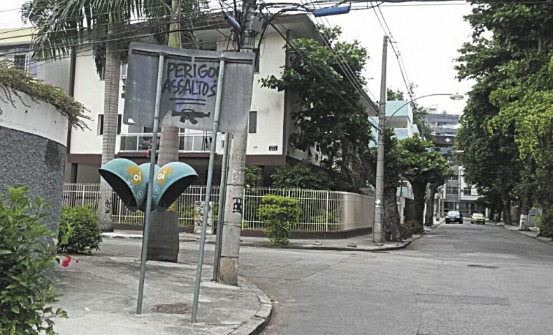Pichação na placa informa alto índice de assaltos na Rua Engenheiro Rozauro Zambrano, Jardim Guanabara