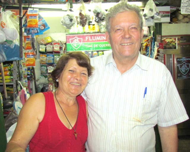 A simpatia de Rosa e Manoel conquistou amigos e clientes em quatro décadas à frente do Empório das Frutas