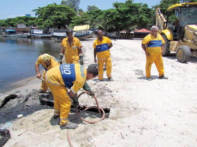 A prefeitura enviou homens e máquinas para desobstruir as manilhas estupidas por lixo que provocaram a inundação de água com esgoto na areia da praia