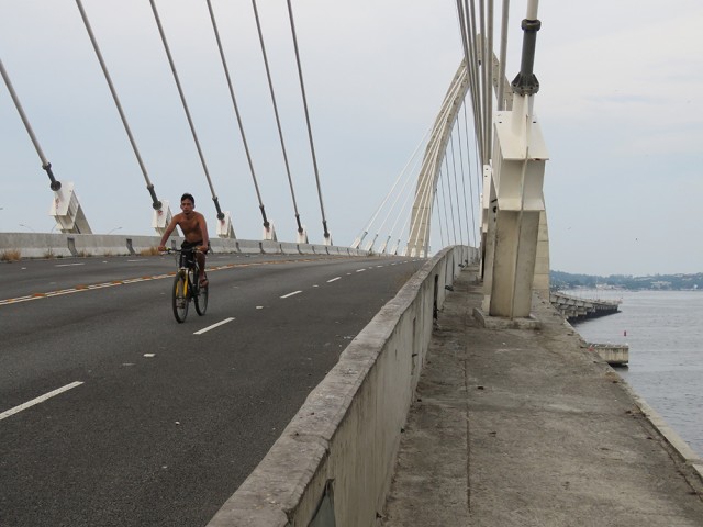 Na Ponte Estaiada, no Fundão, ciclista usa indevidamente pista destinada ao BRT
