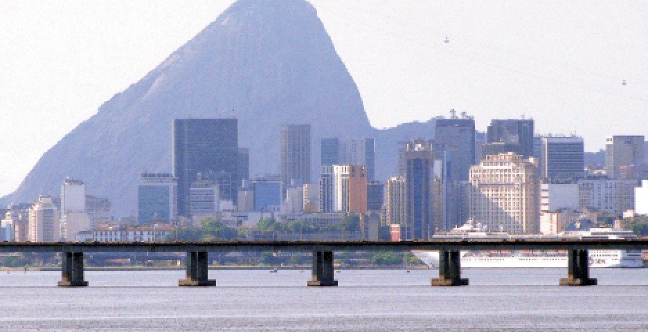A ponte Rio-Niterói pode ser ser aprecida de diversos pontos da Ilha