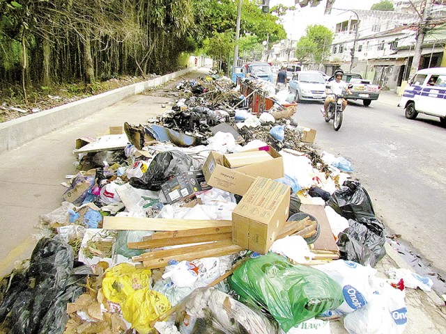 Calçada na Estrada Rio Jequiá está tomada de lixo