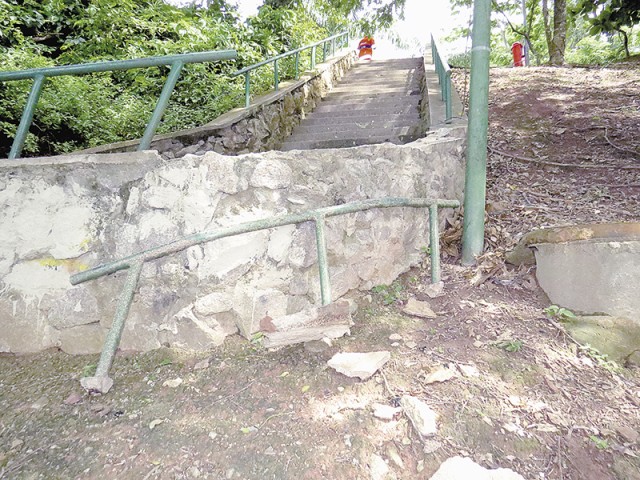 Grade da escadaria do parque está danificada