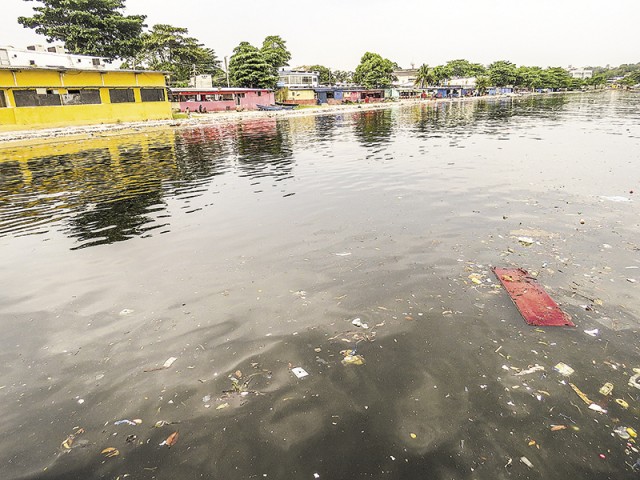 Risco de doenças é iminente devido ao lixo que chega à Praia Belo Jardim