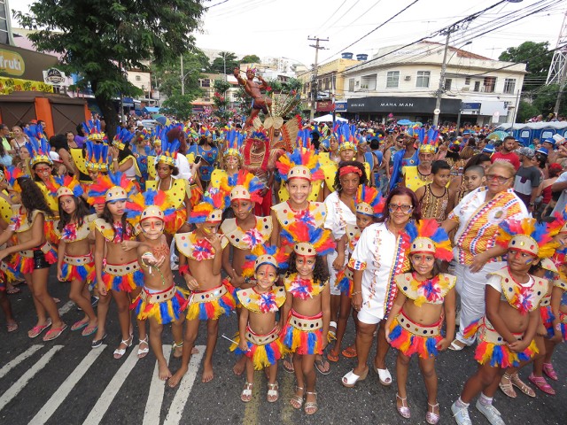 O Cacuia, berço do samba da Ilha, recebeu na terça de Carnaval (28), o desfile da Tribo Cacuia. E um dos destaques foi a ala infantil com a fantasia de índio. É uma nova geração de amantes do samba surgindo