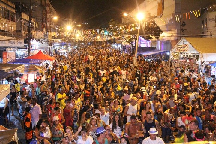A multidão lotou a Estrada da Cacuia durante a apresentação do bloco na terça