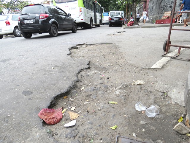 Os buracos atrapalham motoristas na esquina das ruas Tâmisa e Tenente Cleto Campelo, no Cocotá