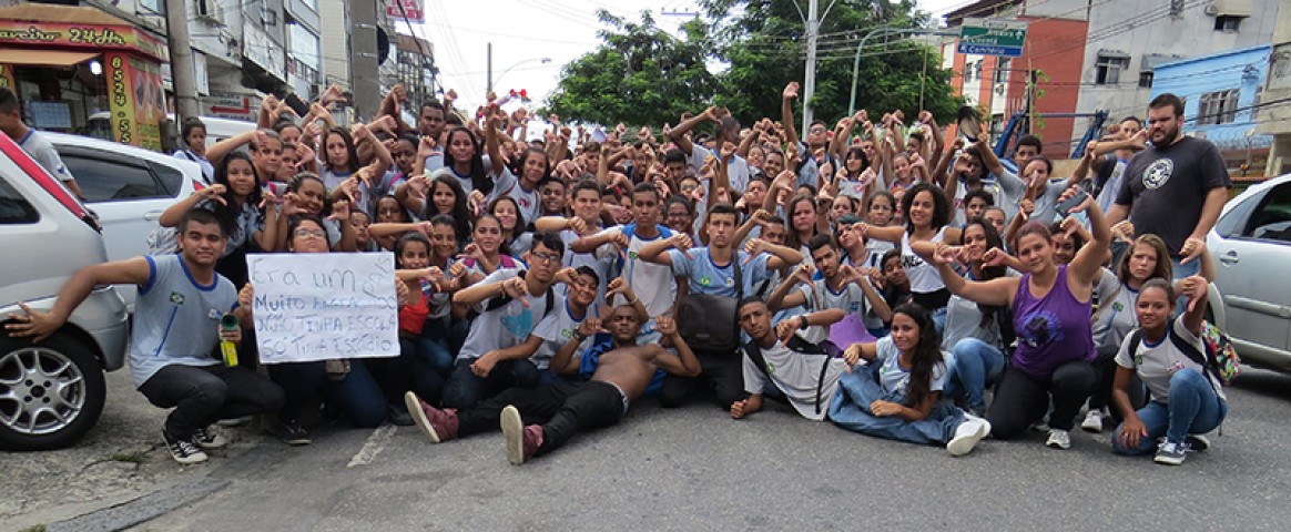 Os estudantes fecharam a Estrada do Galeão em manifestação por melhores condições estruturais