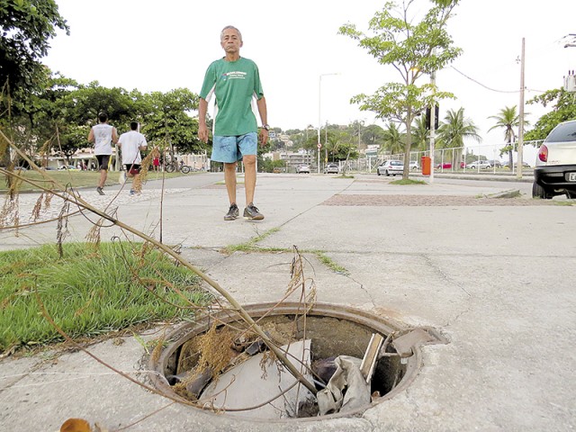 Buraco no Aterro do Cocotá oferece risco a pedestres