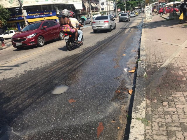 Vazamento d'água na Av. Paranapuã, esquina com a Rua Marquês de Muritiba, Cocotá, gera transtorno há dias