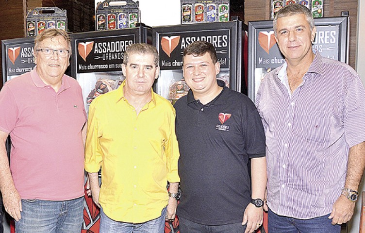 José Richard, Nédio Mocellin, Bruno Xavier e Manuel Lavouras no lançamento do ponto de venda dos Assadores Urbanos, de carnes nobres, na Barbearia do Zé 