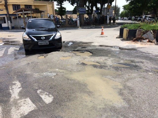 Na Rua Oliveira Filho, em frente a vila militar, diversos buracos dificultam o trânsito de veículos na via há dias