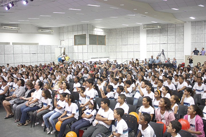 Centenas de alunos da rede municipal da região participaram da cerimônia de formatura do programa de combate as drogas coordenado pela Polícia Militar