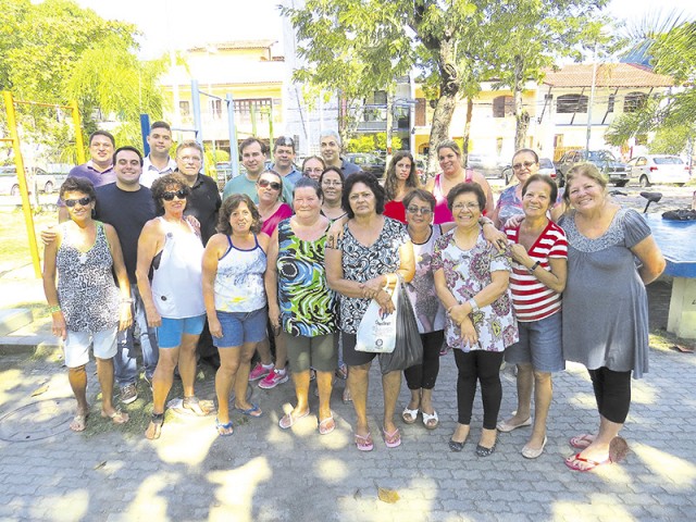 O grupo de moradores que participou do encontro com Rodrigo no sábado (5) na Praça Stuart Angel