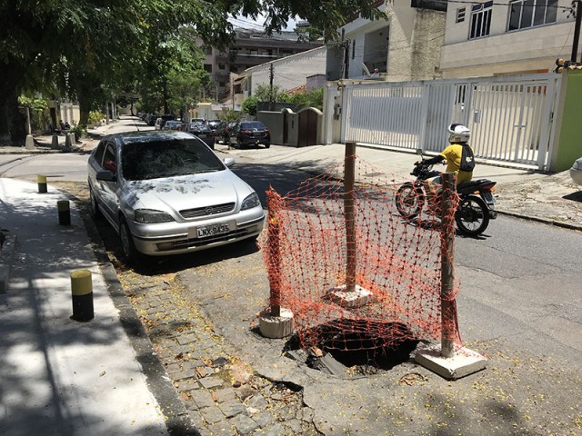 Um buraco aberto há dias no meio da Rua Muiatuca, no Jardim Carioca, dificulta trânsito e é risco de acidentes