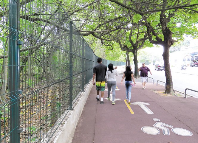 A instalação da grade protetora tornou as caminhadas na ciclovia mais agradáveis e contribui para a preservação da área