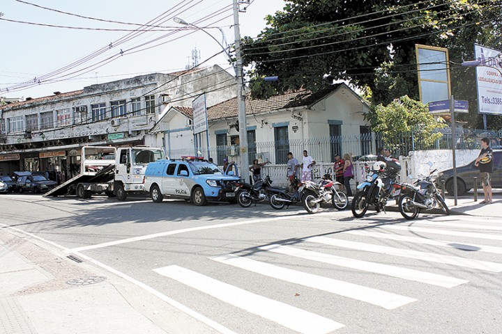 Policiais verificam motoqueiros que passam pela blitz montada no Cocotá