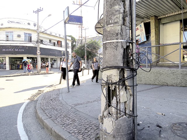 Poste vai cair na esquina da Estrada da Cacuia e Sargento João Lopes 