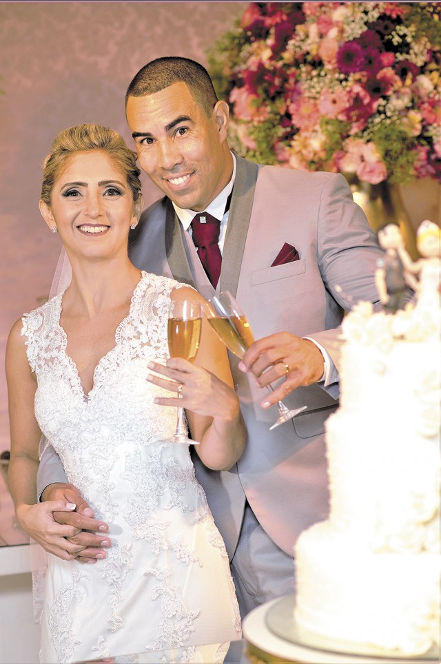 Karina Oliveira e Marcelo De Lanna se casaram no domingo (28), em uma linda cerimônia, com a presença de amigos e parentes, na casa de festas Ambelle