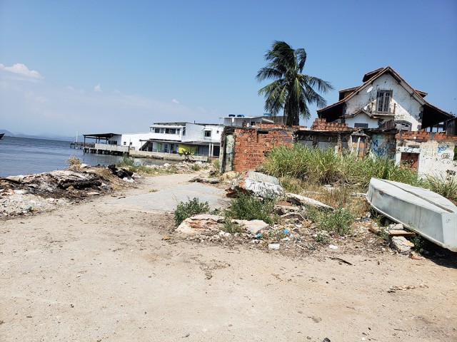 Na praia de Tubiacanga, lixo e entulho descartados indevidamente atraem pragas para o local