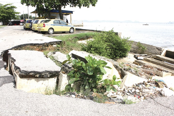 Na Praia de São Bento, no Galeão, destroços do muro que despencou ocupam a areia  