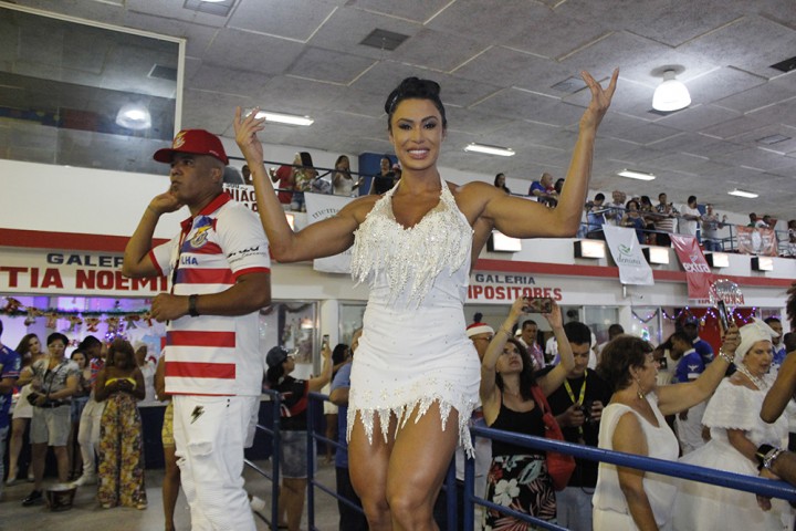 A rainha Gracyanne Barbosa deu um show na festa