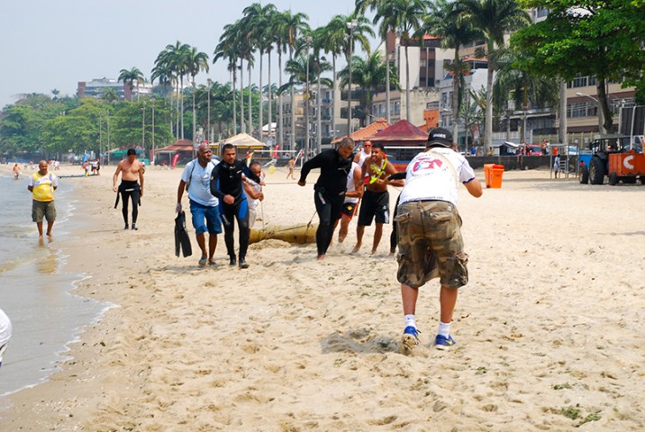 O grupo puxa parte dos 800kg de lixo recolhido durante mutirão na praia