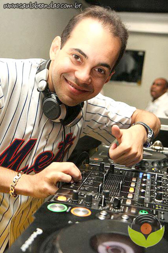 DJ faz a festa com funk