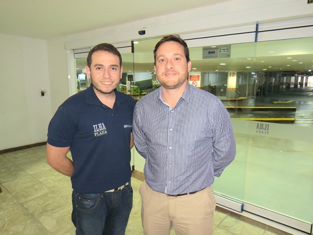 Leonardo Santana, gerente de operações, e o superintendente Leonardo Coelho do shopping Ilha Plaza juntos ao novo acesso ao estacionamento